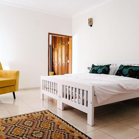 The Guinea Fowl Bed & Breakfast Entebbe Bagian luar foto