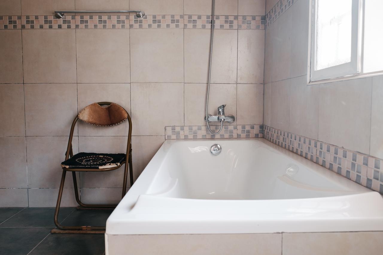 The Guinea Fowl Bed & Breakfast Entebbe Bagian luar foto