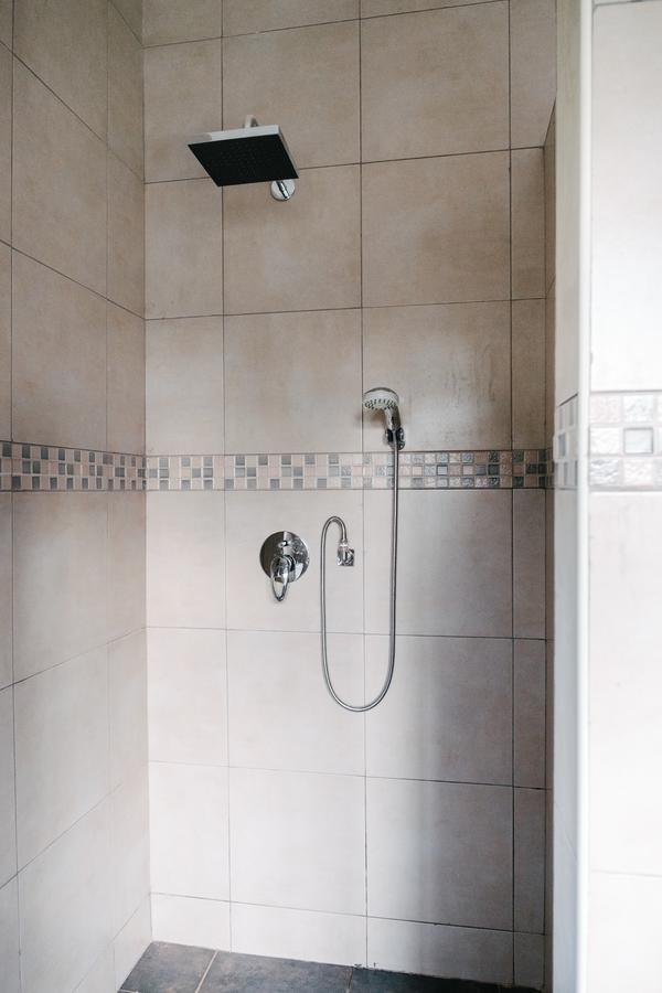 The Guinea Fowl Bed & Breakfast Entebbe Bagian luar foto