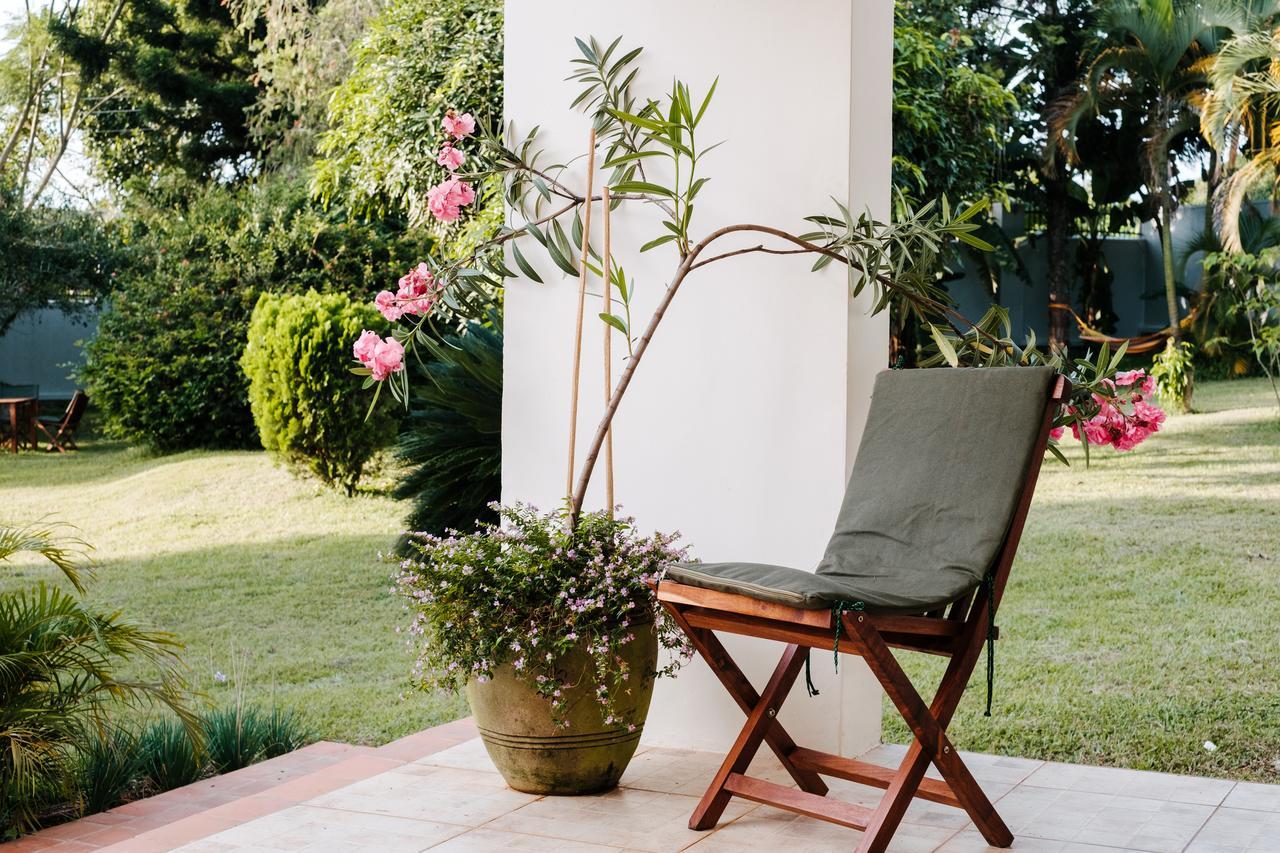 The Guinea Fowl Bed & Breakfast Entebbe Bagian luar foto
