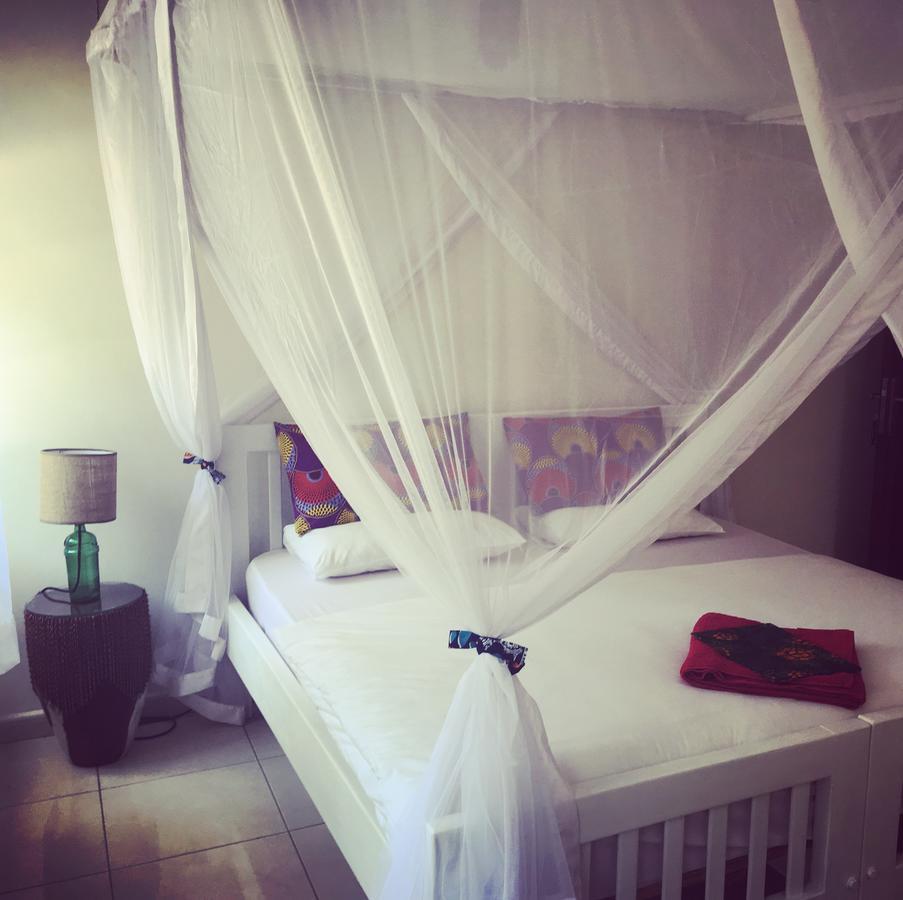 The Guinea Fowl Bed & Breakfast Entebbe Bagian luar foto